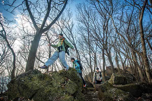 서독산 하산길. 바위 위를 성큼 성큼 걸어본다.