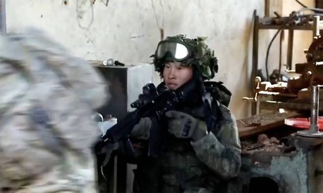 북한 병사가 러시아 쿠르스크 지역에서 러시아군과 함께 우크라이나군과 전투하는 모습. 로시스카야 가제타 동영상 캡처