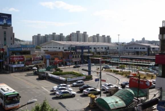 2003년 철도청에서 민자역사 사업이 좌초되면서 임시 선상역사로 방치되고 있는 충남 천안역사. 시 제공