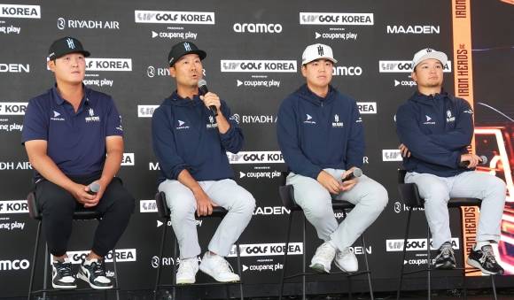LIV 골프 코리아 팀 ‘아이언헤드’팀 기자회견 - LIV 골프 코리아 팀 ‘아이언헤드’팀 기자회견 (인천=연합뉴스) 임순석 기자 = LIV 골프 코리아 경기를 앞두고 30일 인천 송도 잭 니클라우스 골프클럽 코리아에서 열린 ‘아이언 헤드’팀 기자회견에서 케빈 나가 취재진 질문에 답하고 있다. 왼쪽부터 대니 리, 케빈 나, 장유빈, 고즈마 지니치로. 2025.4.30 soonseok02@yna.co.kr (끝) <저작권자(c) 연합뉴스, 무단 전재-재배포, AI 학습 및 활용 금지>