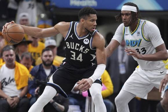 밀워키 벅스 야니스 아데토쿤보가 30일(한국시간) 미국 인디애나주 인디애나폴리스의 게인브리지 필드하우스에서 열린 2024~25 미국 프로농구(NBA) 동부 콘퍼런스 플레이오프 1라운드 5차전 인디애나 페이서스와의 원정 경기에서 마일스 터너를 상대로 공격하고 있다. AP 연합뉴스