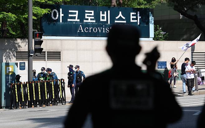 윤석열 전 대통령 부부와 건진법사 전성배씨 사이의 각종 의혹을 수사 중인 검찰이 윤 전 대통령의 사저에 대해 압수수색에 들어간 4월30일 서울 서초구 아크로비스타 앞에서 경찰들이 근무를 서고 있다. ⓒ연합뉴스