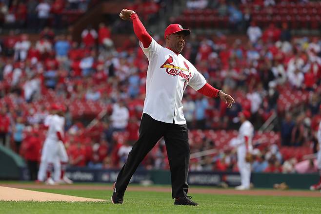 2022년 미국 미주리주 세인트루이스 부시스타디움에서 열린 미국 메이저리그 내셔널리그 와일드카드 시리즈 세인트루이스 카디널스-필라델피아 필리스전에 앞서 시구자로 나선 오지 스미스. 게티이미지코리아