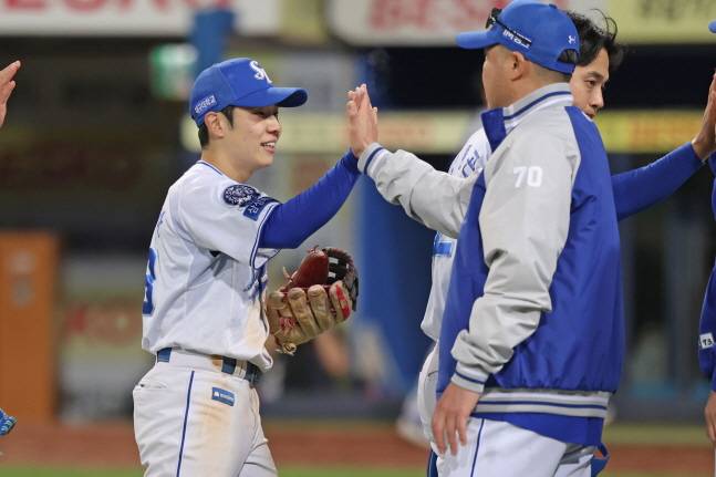 삼성 김지찬(왼쪽)과 박진만 감독. /사진=삼성 라이온즈 제공