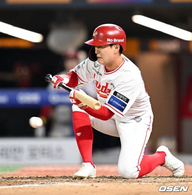 SSG 최상민이 30일 8회말 무사 1,2루에서 번트를 실패하고 있다.