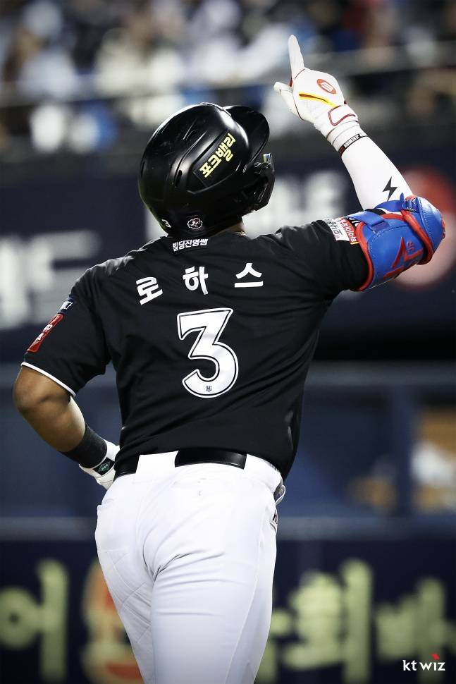 KT 멜 로하스 주니어가 30일 잠실 두산전 7회초 2사 2루에서 우월 투런포를 치고 들어왔다. /사진=KT 위즈 제공