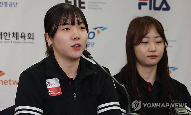 답변하는 전하영 (서울=연합뉴스) 서명곤 기자 = 30일 서울 송파구 올림픽파크텔에서 열린 '2025 서울 SK텔레콤 국제그랑프리' 미디어데이에서 전하영이 취재진의 질문에 답하고 있다, 오른쪽은 최세빈. 2025.4.30 seephoto@yna.co.kr