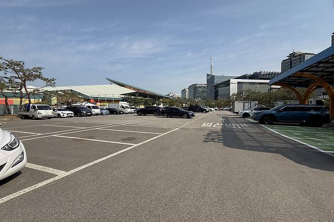 ▲ 고양시 일산동구 장항동 일산호수공원 제3주차장. 관람객 차량은 통제된 가운데, 주차 공간 상당수가 비어 있는 모습.