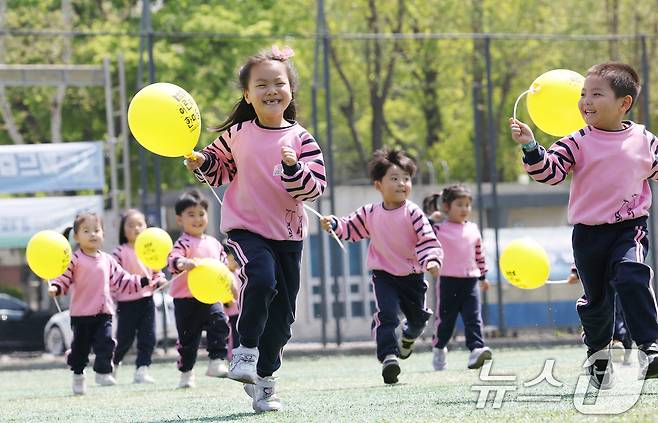 어린이날을 닷새 앞둔 30일 경기 수원시 장안구 수원실내체육관에서 열린 수원시 어린이날 행사 '어린이 한마당'에서 아이들이 즐거운 시간을 보내고 있다. 2025.4.30/뉴스1 ⓒ News1 김영운 기자