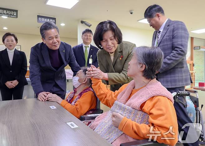 강정애 국가보훈부 장관이 14일 오후 대전시 유성구 대전보훈요양원에 방문해 2025년 새해를 맞아 고령 국가유공자의 건강상태를 살피고 입소 어르신들을 위로하고 있다. (국가보훈부 제공) 2025.1.14/뉴스1 ⓒ News1 김진환 기자