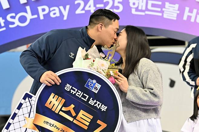 아내가 시상자로 참석한 핸드볼 H리그의 시상식(KOHA 제공)