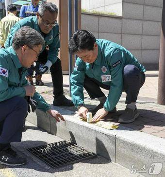 김형찬(사진 오른쪽) 강서구청장이 침수 피해 예방 현장점검을 하고 있다.(강서구청 제공. 재판매 및 DB 금지)
