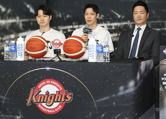 서울 SK 김선형(가운데)이 1일 KBL센터에서 열린 2024~2025 KCC 프로농구 챔피언결정전 미디어데이에서 출사표를 밝히고 있다. 사진 | 연합뉴스