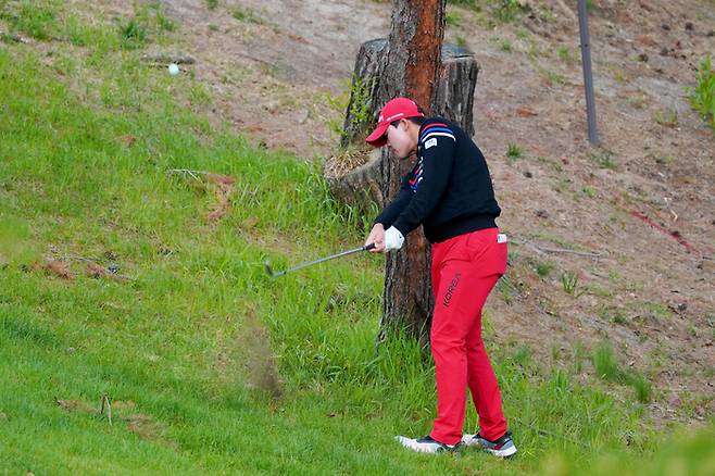 아마추어 국가대표 선수인 안성현이 1일 남서울CC에서 열린 GS칼텍스 매경오픈 1라운드에서 트러블 샷하고 있다. 사진 | KGA