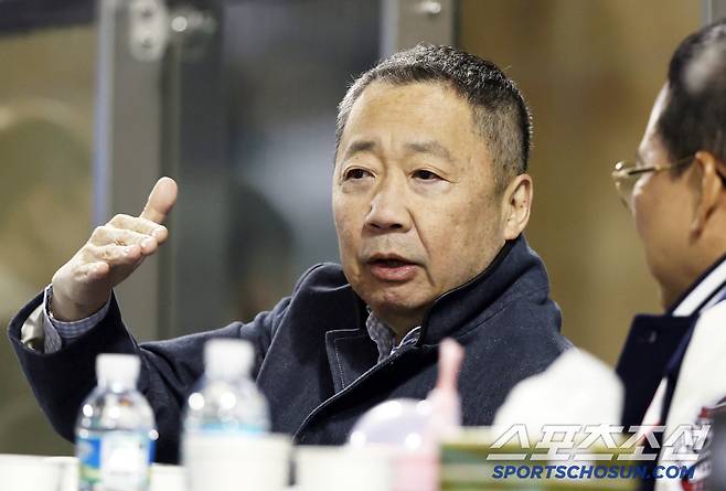 29일 잠실구장에서 열린 두산 베어스와 KT 위즈의 경기. 박정원 두산그룹 회장이 경기를 지켜보고 있다. 잠실=박재만 기자 pjm@sportschosun.com/2025.04.29/