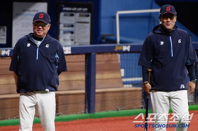김태형 감독과 김민재 코치가 훈련을 지켜보며 미소 지었다.