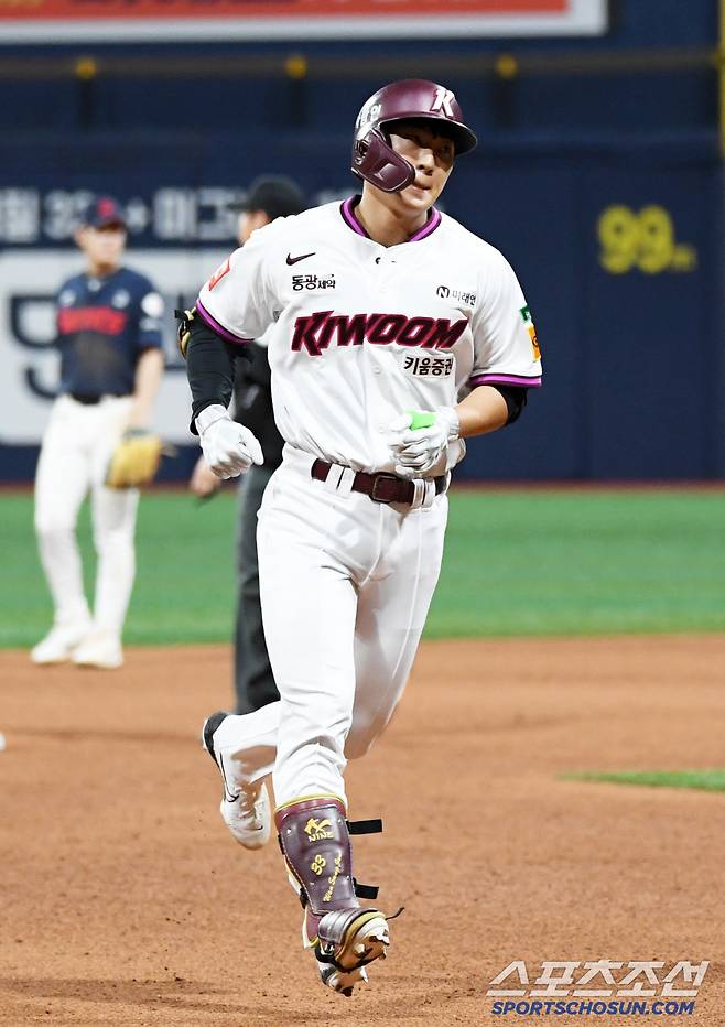 30일 서울 고척스카이돔에서 열린 키움 히어로즈와 롯데 자이언츠의 경기. 7회말 1사 2루 키움 원성준이 투런포를 날린 뒤 환호하고 있다. 고척=박재만 기자 pjm@sportschosun.com/2025.04.30/
