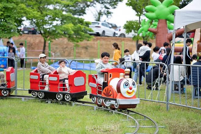 해남공룡대축제에서 순환열차를 타고 좋아하는 아이들/사진-해남군