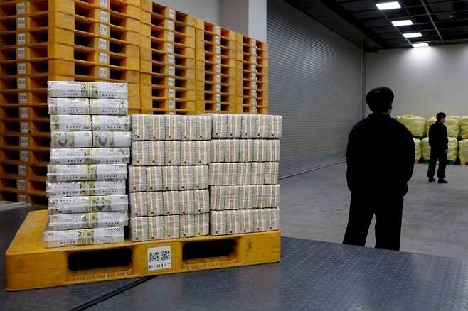 올해부터는 근로장려금 맞벌이 가구(신청자와 배우자 각각의 총급여액 등이 300만원 이상)의 소득요건이 3800만원에서 4400만원 미만(단독 가구 2200만원의 2배)으로 완화됐다.