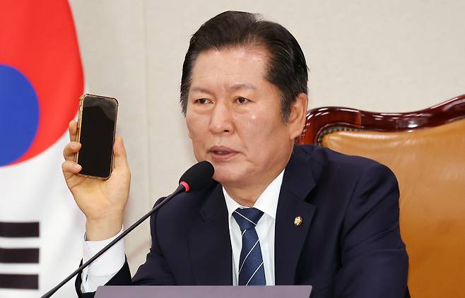 국회 법사위원장인 정청래 의원이 30일 국회 법사위 전체회의에서 발언하고 있다. /뉴시스