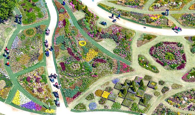 관광객들이 봄꽃으로 가득한 정원을 거닐고 있다. 5월에도 다양한 행사가 이어진다./ 김영근 기자