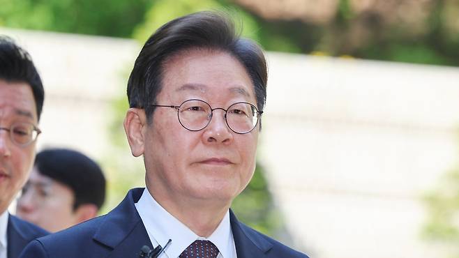 더불어민주당 이재명 대선 후보가 29일 서울 서초구 서울중앙지방법원에서 열린 '대장동 배임ㆍ성남FC 뇌물' 1심 속행 공판에 출석하고 있다. /연합뉴스