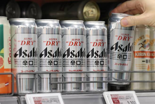 지난 2월 서울의 한 대형마트에 아사히 맥주가 진열돼 있다. /연합뉴스