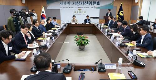 김소영 금융위원회 부위원장이 1일 오전 서울 종로구 정부서울청사에서 개최한 제4차 가상자산위원회에 참석해 오중효 신규 민간위원 위촉 후 관계부처·기관 및 민간위원들과 함께 비영리법인 및 거래소의 가산자산 매각 가이드라인 제정안을 최종 확정했다. 아울러 최근 가상자산시장에서 거래지원시 '상장빔'등 이용자 피해 우려가 제기됨에 따라 거래지원 모범사례 개정안에 대해 논의했다.