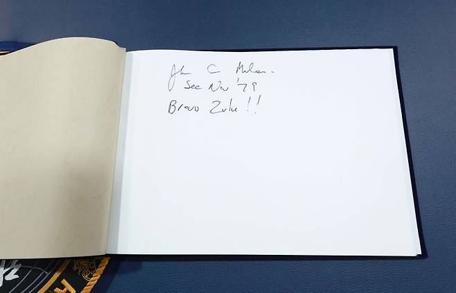 4월 30일 존 필린 미 해군성 장관이 정조대왕함에 승선해 서명한 방명록. HD현대중공업 제공