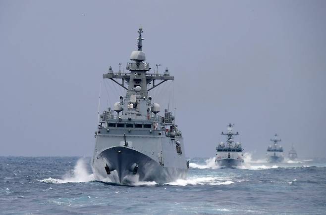 북한의 도발 위협이 증가되고 있는 가운데 해군 1함대사령부 함정들이 지난해 1월 3일 동해상에서 새해 첫 해상기동훈련을 하고 있다. (사진 왼쪽부터 강원함(FFG), 김수현함(PKG), 임병래함(PKG), 참수리 331호정(PKM)). 해군 1함대 제공