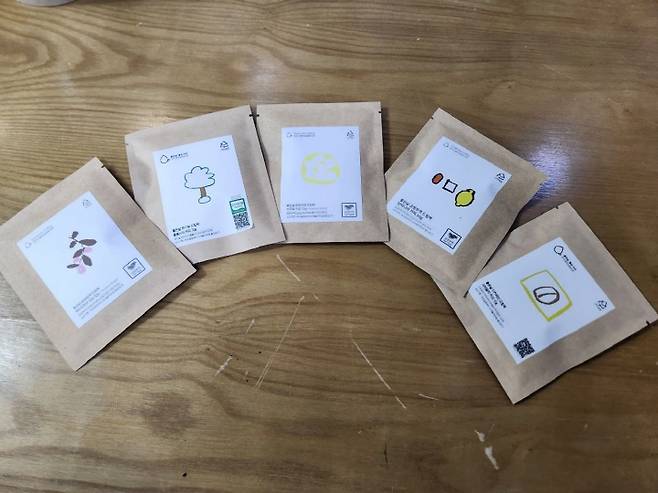 성미산좋은날협동조합에서 제작한 핸드드립 백 상품.