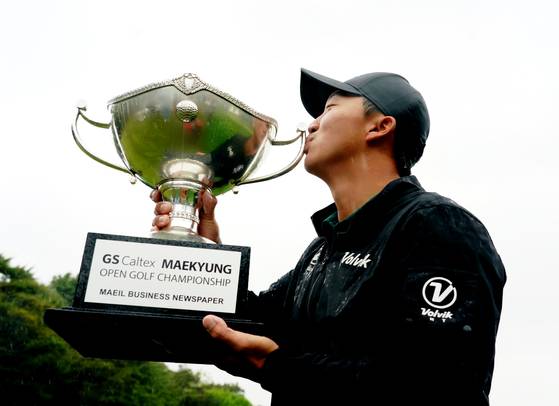 지난해 GS칼텍스 매경오픈에서 우승한 뒤 트로피에 입맞추는 김홍택. 사진 대회조직위원회
