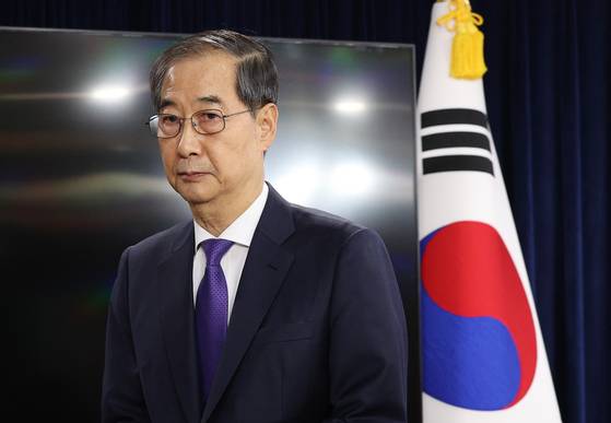 한덕수 대통령 권한대행 국무총리가 1일 서울 종로구 정부서울청사에서 사퇴 대국민담화를 마치고 이동하고 있다. 대통령실사진기자단