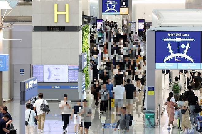 인천국제공항 1터미널 출국장이 해외 여행을 떠나려는 여행객들로 붐비고 있다./사진=뉴스1