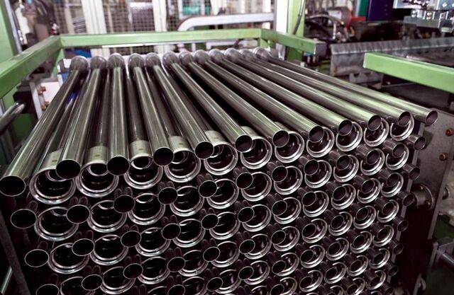 확관 등 공정을 마치고 가지런히 적재돼 있는 필러넥 파이프 원소재. 윤웅 기자