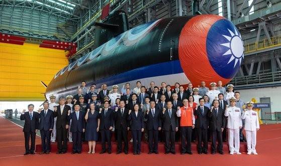 2024년 9월 열린 대만 잠수함 ‘하이쿤’ 진수식 참석자들이 기념촬영을 하고 있다. AP 연합뉴스