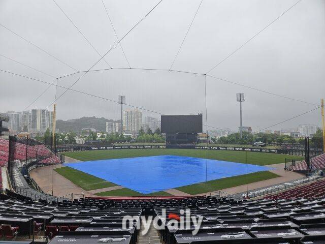 비가 내리고 있는 광주기아챔피언스필드./광주=심혜진 기자