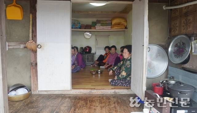 전남 고흥 과역면 내로마을의 한 빈집에 할머니들이 모여 있다. 대부분 80·90대인 할머니들은 이곳에서 별다른 지원 없이 직접 끼니를 해결한다.