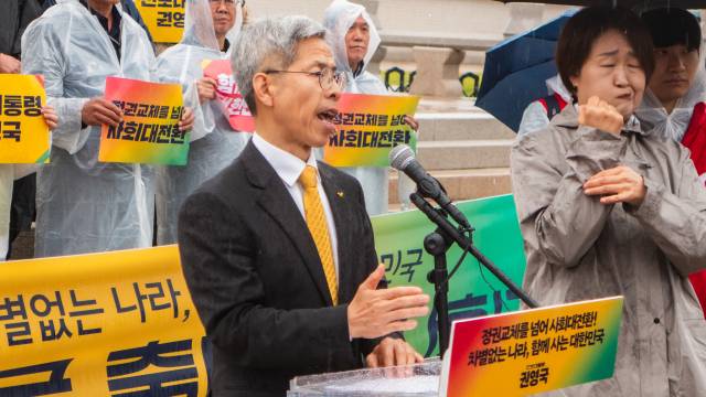 ▲사회대전화 연대회의 대선후보로 선출된 권영국 정의당 대표가 1일 서울 광화문 광장에서 대선 출정식을 열고 있다. ⓒ정의당 제공