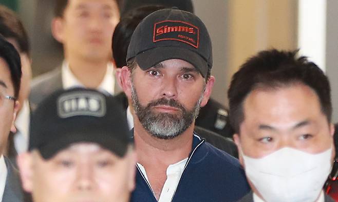 도널드 트럼프 미국 대통령의 장남 트럼프 주니어가 국내 재계총수와의 면담을 마친 후 30일 인천국제공항을 통해 출국하고 있다. 공동취재사진