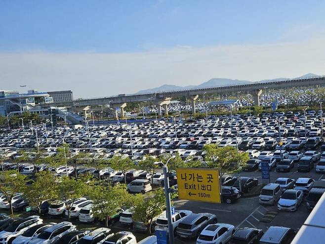 인천공항 주차장이 이용객들의 차량으로 가득 차 있다. 인천국제공항공사 제공