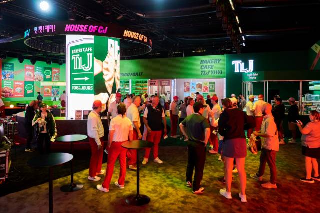 K팝이 흐르는 하우스 오브 CJ에서 대회 관계자들이 비비고 등 K푸드를 즐기고 있다. 사진 제공=CJ그룹