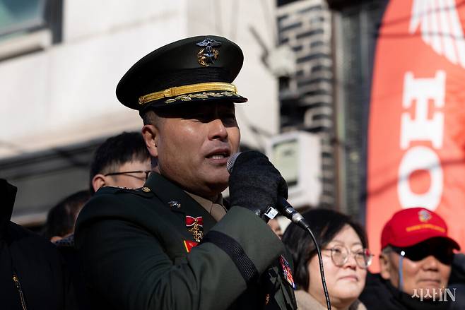 중앙지역군사법원이 1월9일 열린 선고공판에서 군 형법상 항명 및 상관명예 훼손 혐의로 재판에 넘겨진 전 해병대수사단장 박정훈 대령에게 무죄를 선고한 가운데 법정을 나온 박정훈 대령이 회견에 참가하고 있다. ⓒ시사IN 이명익