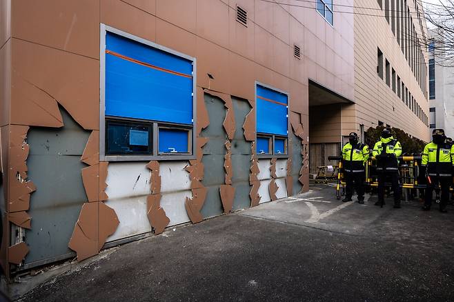 1월19일 일어난 폭동으로 외벽이 파손된 서울서부지법 건물 모습. ⓒ시사IN 박미소