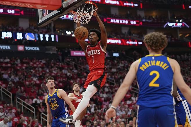 휴스턴 아멘 탐슨(1번)이 1일(한국시간) 도요타센터에서 열린 골든스테이트와 PO 1라운드 5차전 도중 투 핸드 덩크슛을 림에 꽂고 있다. 휴스턴은 프레드 밴블릿, 톰슨 등 주전들의 고른 활약으로 골든스테이트에 완승을 거두고, 시리즈를 6차전으로 이어갔다. 휴스턴(미 텍사스주) |AP뉴시스