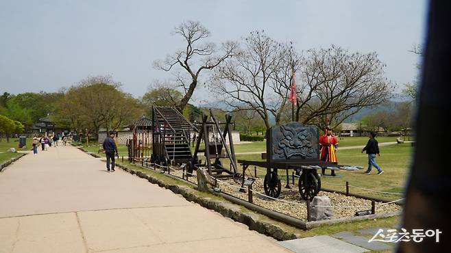 서산 해미읍성이 내부. 넓은 잔디광장 등 장 관리한 경내에는 조선시대 각종 무기를 비롯해 당시 대문과 객사 2동, 동헌 1동, 망루 등을 다시 재현했다 충남|김재범 기자 oldfield@donga.com
