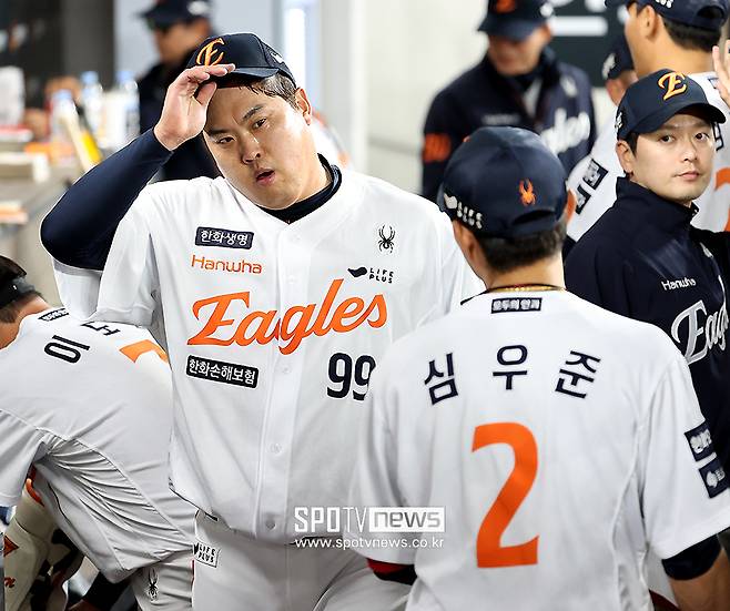 ▲ 류현진 심우준 ⓒ곽혜미 기자