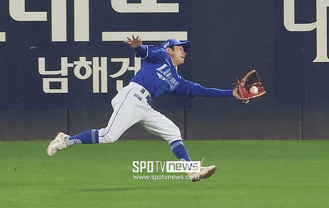 ▲ 김지찬은 리그 최고 중견수와 골든글러브를 향해 달리고 있었지만 정작 햄스트링 부상에 발목이 잡혔다 ⓒ곽혜미 기자
