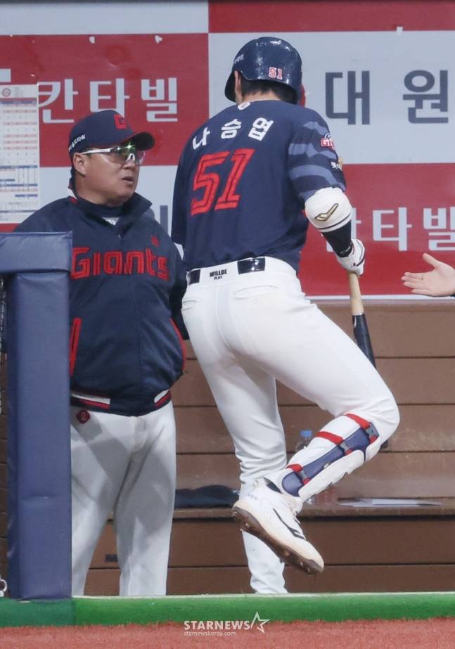 롯데 김태형 감독(왼쪽)과 나승엽. /사진=김진경 대기자