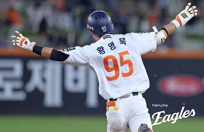 한화 내야수 황영묵은 30일 대전한화생명볼파크에서 열린 '2025 신한 SOL Bank KBO 리그' LG와 정규시즌 다섯 번째 맞대결에서 7회말 대타로 교체 출전했다. 구원 투수 김진성 상대 우측 담장을 넘어가는 결승 2점포를 터트려 팀 승리에 힘을 보탰다. 엑스포츠뉴스 DB
